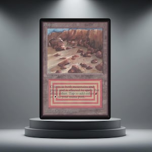 Puede incluir: Una carta de Magic: The Gathering titulada "Plateau" que presenta un paisaje con formaciones rocosas marrones y un cielo azul claro. El texto de la carta describe su doble naturaleza como montaña y llanura.