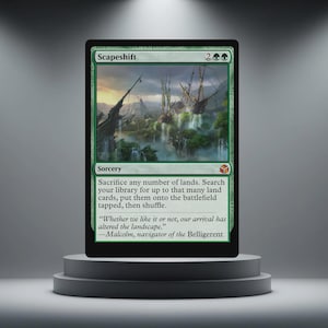Può includere: Una carta magia verde "Scapeshift" con un'illustrazione di paesaggio. Il testo della carta descrive la capacità di sacrificare terre e cercare carte terra. La carta è esposta su un piedistallo grigio.