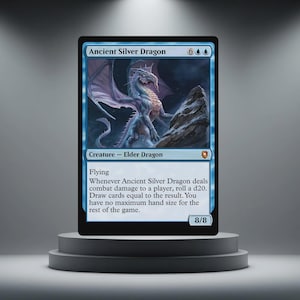 Peut inclure: Carte Magic: The Gathering avec un Dragon Argenté Ancien. Le fond bleu met en valeur le dragon argenté. Le texte décrit les capacités de la créature, avec "Vol" et "8/8". La carte est présentée sur un socle gris.