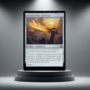 Op de afbeelding: Een Magic: The Gathering-kaart getiteld "Sword of War and Peace" wordt op een voetstuk getoond. De kaart toont een vlammend zwaard tegen een zonsondergang. Tekst beschrijft de vaardigheden van de kaart.
