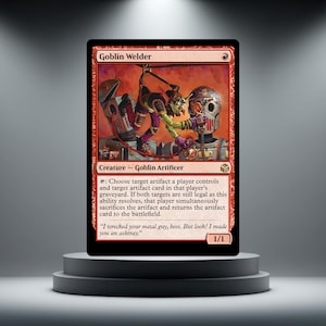 Può includere: Una carta collezionabile Goblin Welder che raffigura un goblin dalla pelle verde al lavoro su un robot metallico. Il testo della carta include il nome Goblin Welder, il tipo di creatura Goblin Artificer, le regole di gioco e la citazione I wrecked your metal guy, boss. But look! I made you an ashtray.