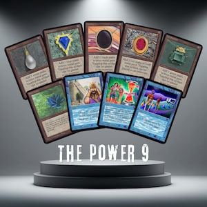 Peut inclure: Une collection de neuf cartes à collectionner Magic: The Gathering disposées en éventail au-dessus d'un piédestal gris. Les cartes présentent des illustrations de bijoux, une fleur de lotus et divers personnages, avec le texte THE POWER 9 en dessous.