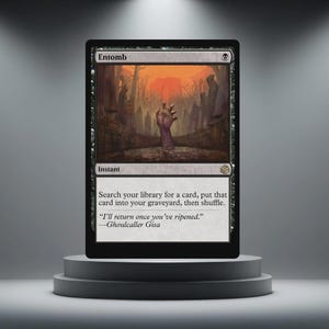 Może przedstawiać: Czarna karta Magic: The Gathering zatytułowana "Entomb". Karta przedstawia scenę cmentarza z wyłaniającą się ręką. Tekst zawiera "Instant", instrukcje gry i cytat z Ghoulcaller Gisa.