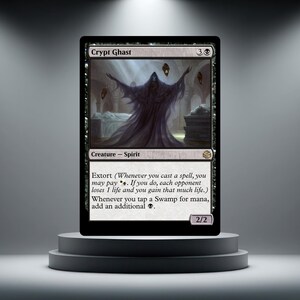 Può includere: Una carta collezionabile Magic: The Gathering intitolata Crypt Ghast, che raffigura una figura spettrale scura con le braccia tese in una camera di pietra. Il testo include l'abilità Estorsione e un valore di forza e costituzione di 2/2.