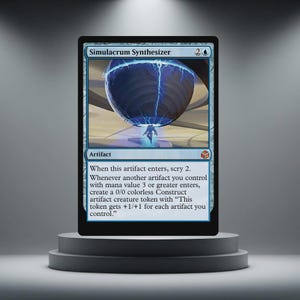 Könnte beinhalten: Eine Magic: The Gathering-Karte, "Simulacrum Synthesizer", wird auf einem grauen Podest präsentiert. Die Karte zeigt ein blaues und schwarzes Design mit dem Text "Simulacrum Synthesizer" und Spielanweisungen. Die Karte ist ein Artefakt.