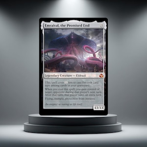 Może przedstawiać: Prostokątna karta kolekcjonerska Magic: The Gathering zatytułowana Emrakul, the Promised End. Karta zawiera ilustrację wielkiego, fioletowego stworzenia Eldrazi z mackami, koszt many 13 oraz tekst opisujący jego zdolności oraz siłę i wytrzymałość 13/13.