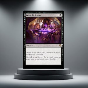 Può includere: Una carta nera di Magic: The Gathering intitolata "Diabolic Intent". La carta presenta un incantesimo di stregoneria con un'illustrazione viola scuro e nera di una figura in abito. Il testo descrive gli effetti dell'incantesimo.