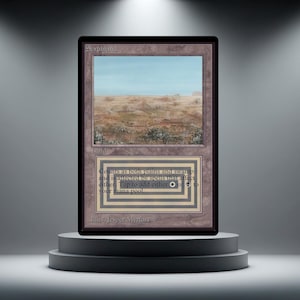 Puede incluir: Una carta de Magic: The Gathering titulada "Scrubland". La carta presenta una pintura de paisaje de una escena desértica bajo un cielo azul. El texto en la parte inferior describe la función de la carta. El artista es "Jesper Myrfors."