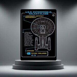Può includere: Una carta collezionabile rettangolare nera con un'illustrazione a linee bianche dell'astronave U.S.S. Enterprise-D, Galaxy-Class. La carta include testo che descrive le meccaniche di gioco, il numero 3 e le statistiche 4/5 con volare e cautela.