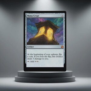 Può includere: Una carta di Magic: The Gathering intitolata "Mana Crypt" su un piedistallo. La carta presenta un'illustrazione di una struttura luminosa sotto un cielo colorato. È una carta artefatto con testo che ne descrive la funzione.