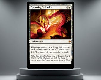 Könnte beinhalten: Eine Magic: The Gathering Sammelkarte mit dem Titel Gleaming Splendor, die einen roten Drachen zeigt, der sich um einen Haufen Goldschätze windet. Der Kartentext enthält den Typ Verzauberung, Spielregeln und einen Flavour-Text über Bilbo.