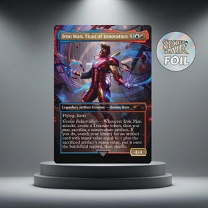Könnte beinhalten: Eine Magic: The Gathering-Karte mit Iron Man, Titan of Innovation. Die Karte hat ein rot-, gold- und schwarzes Farbschema mit dem Text "Iron Man, Titan of Innovation" oben. Die Karte ist eine legendäre Artefaktkreatur - Human Hero.
