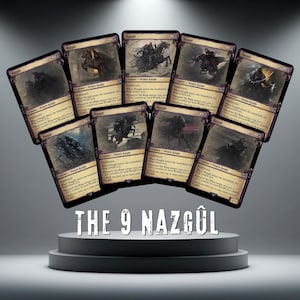 Può includere: Una collezione di nove carte collezionabili Nazgûl disposte a ventaglio, ognuna con illustrazioni fantasy scure di figure a cavallo. Il testo THE 9 NAZGÛL è stampato in lettere maiuscole bianche sotto le carte su una base a piedistallo.