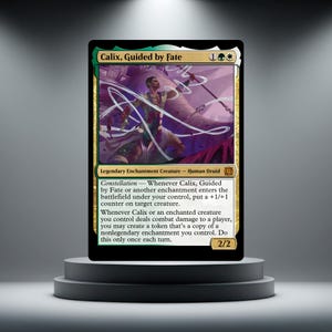 Könnte beinhalten: Eine Magic: The Gathering Sammelkarte mit dem Titel Calix, Guided by Fate. Die Karte zeigt eine legendäre Verzauberungskreatur, einen menschlichen Druiden, mit grünen und weißen Rändern. Der Text beschreibt die Konstellationsfähigkeit und 2/2.
