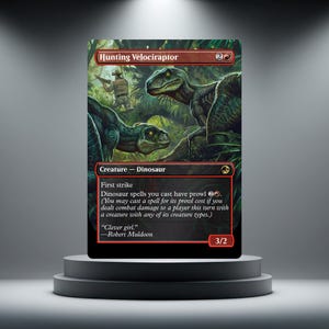 Könnte beinhalten: Magic: The Gathering Karte "Hunting Velociraptor" mit einer Illustration von Dinosauriern in einem Dschungel. Die Karte hat einen roten Rand und Text, der die Fähigkeiten und Werte des Kreatur beschreibt. Stärke/Zähigkeit: 3/2.