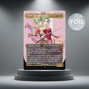 Może przedstawiać: Karta Magic: The Gathering z "Terra, Herald of Hope". Karta ma różowe tło z ilustracją żeńskiej postaci w czerwonej sukni trzymającej miecz. Karta jest oznaczona jako "FOIL" i ma moc i wytrzymałość 3/3.