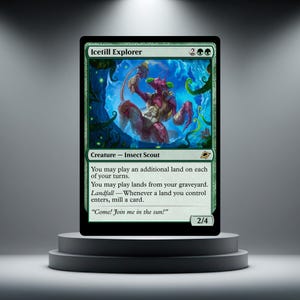 Könnte beinhalten: Eine Magic: The Gathering-Karte mit dem Titel "Icetill Explorer", die eine Illustration eines grünen und lila Insekten-Scouts zeigt. Die Karte enthält Text, der Spielaktionen beschreibt, und ein Zitat, das auf einer mehrstufigen Plattform präsentiert wird.