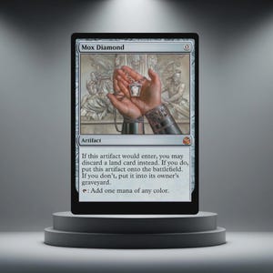Könnte beinhalten: Magic: The Gathering Karte "Mox Diamond" mit einer Illustration einer Hand, die einen Diamantanhänger hält. Die Karte ist ein Artefakt und enthält Text, der ihre Funktion beschreibt. Grauer Hintergrund.