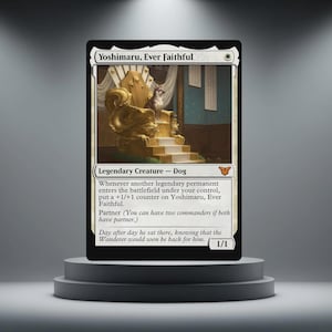 Peut inclure: Une carte Magic: The Gathering avec "Yoshimaru, Ever Faithful", une créature légendaire de type chien. La carte a une bordure blanche avec du texte décrivant ses capacités et une puissance/endurance de 1/1. L'illustration représente un chien sur un trône doré.