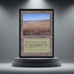 Puede incluir: Una carta de Magic: The Gathering titulada "Savannah" con una pintura de paisaje de un campo cubierto de hierba bajo un cielo azul. El texto de la carta describe su doble funcionalidad como llanura y bosque.