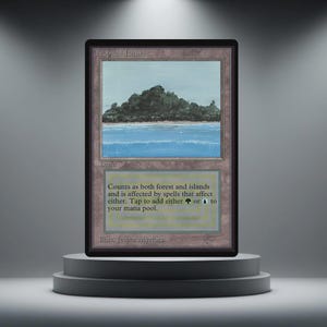 Puede incluir: Una carta enmarcada "Tropical Island". La obra de arte representa una isla tropical con un exuberante bosque verde, un océano azul y un cielo azul claro. El texto de la carta dice "Counts as both forest and islands..." y "Illus. Jesper Myrfora."
