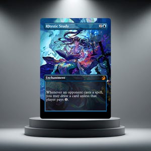 Peut inclure: Carte Magic: The Gathering bleue intitulée "Rhystic Study", avec une illustration d'une femme en robe flottante sous l'eau. Le texte de la carte indique "Enchantment" et décrit l'effet de la carte. La carte est présentée sur un piédestal gris.
