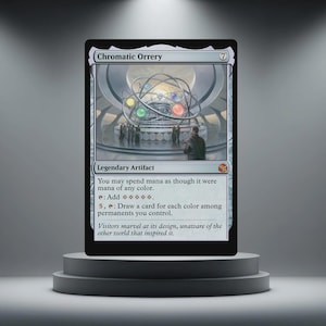 Può includere: Una carta di Magic: The Gathering intitolata "Chromatic Orrery" su un piedistallo grigio. La carta presenta un'illustrazione di una struttura futuristica con globi colorati e testo che descrive le sue abilità. È un artefatto leggendario.