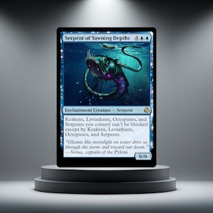 Può includere: Una carta collezionabile intitolata Serpent of Yawning Depths che raffigura una creatura marina bioluminescente blu scuro con denti affilati e una lunga coda. Il testo include regole di gioco e una citazione di Siona, capitano dei Pyleas, con statistiche 6/6.