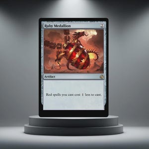 Può includere: Una carta di Magic: The Gathering intitolata "Ruby Medallion" con una creatura rossa e dorata simile a un drago. La carta è un artefatto, con testo che indica che gli incantesimi rossi costano meno. La carta è esposta su un piedistallo grigio.