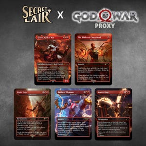 Puede incluir: Una colección de cinco cartas coleccionables proxy de Secret Lair x God of War con ilustraciones en tonos rojos. Las cartas se titulan Kratos, God of War, The Blades of Chaos Bond, Hades Grip, Battle of Olympus y Kratos's Rage con texto.