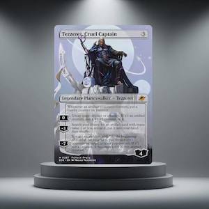 Pode incluir: Um card de Magic: The Gathering com Tezzeret, Cruel Captain. O card tem um acabamento holográfico prateado e retrata uma figura sentada em vestes escuras. O card é exibido em um pedestal cinza.