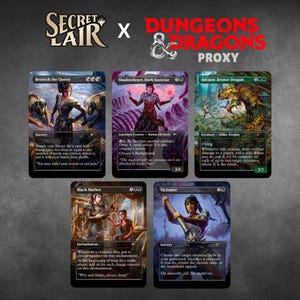 Può includere: Una collezione di cinque carte collezionabili proxy Secret Lair x Dungeons & Dragons con illustrazioni fantasy. Le carte sono intitolate Beseech the Queen, Shadowheart, Dark Justiciar, Ancient Bronze Dragon, Black Market e Victimize.