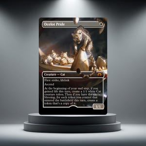 Puede incluir: Una carta de Magic: The Gathering titulada "Ocelot Pride" con una ilustración detallada de ocelotes. La carta tiene un borde negro e incluye texto del juego que describe las habilidades de las criaturas y la creación de fichas. La carta se muestra en un pedestal gris.