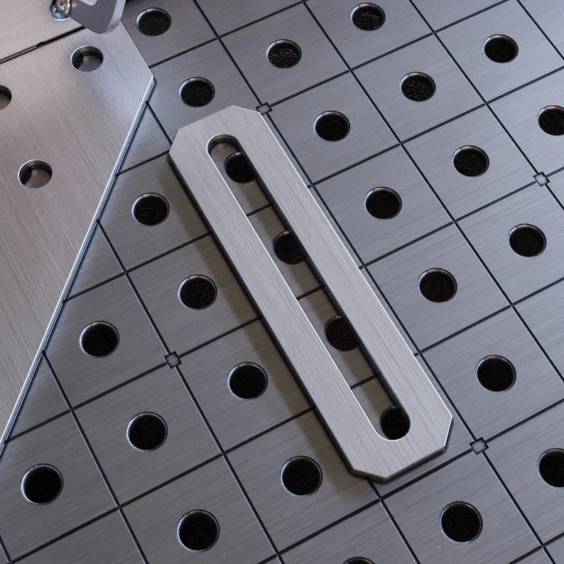 K&ouml;nnte beinhalten: Eine silberne T-Nut-Schiene aus Metall mit geb&uuml;rsteter Oberfl&auml;che. Die Schiene ist f&uuml;r die Verwendung mit einer Vielzahl von Holzbearbeitungswerkzeugen und Zubeh&ouml;r konzipiert.