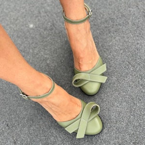 Sandalias de tacón de bloque de cuero verde hechas a mano: zapatos de novia Mary Jane