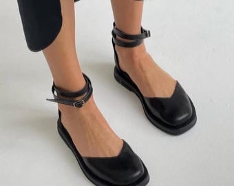 Handgemaakte zwarte leren Mary Jane-flats: minimalistische schoenen met enkelbandje