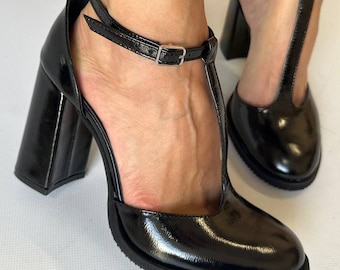 Sapatos Mary Jane de salto alto com acabamento brilhante, elegantes sapatos de salto alto com tira em T de grife, sapatos de verniz brilhante chiques feitos à mão, sapatos de salto alto modernos para mulheres.