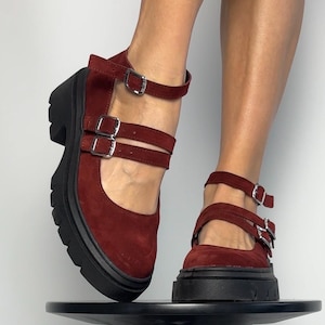 Rode suède Mary Jane-schoenen, platte schoenen met dikke zool, handgemaakte lederen schoenen voor vrouwen, vintage stijl schoeisel met verstelbare riem