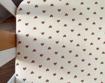 Neutralne muślinowe prześcieradło do łóżeczka w serduszka, beżowa pościel dla niemowląt w drobne serduszka, prześcieradło z bawełny organicznej z gumką, neutralna pościel do pokoju dziecięcego, prezent na baby shower