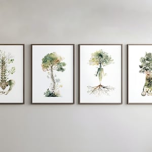 Può includere: Quattro stampe artistiche incorniciate con illustrazioni ad acquerello. Le stampe raffigurano alberi integrati con l'anatomia umana: una colonna vertebrale, una figura ad albero, una persona con radici e un piede. L'opera d'arte ha una tavolozza di colori naturale e terrosa.