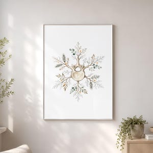 Può includere: Una stampa artistica da parete verticale che presenta una vertebra umana centrale illustrata in una tonalità beige chiaro, circondata da rami botanici simmetrici, aghi di pino e piccole bacche gialle disposte in un motivo a fiocco di neve.