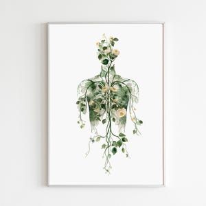 Può includere: Stampa ad acquerello di una silhouette di torso umano riempita di viti verdi, foglie e fiori color crema. L'opera d'arte è ambientata su uno sfondo bianco e incorniciata da un bordo argentato. Il tema botanico crea una dichiarazione artistica unica.