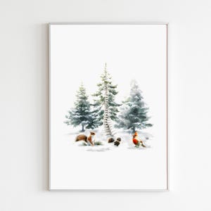 Può includere: Una stampa artistica ad acquerello che raffigura una scena invernale innevata con tre alberi sempreverdi, uno scoiattolo marrone, un uccello cardinale rosso e pigne sparse sul terreno. L'opera è su uno sfondo bianco uniforme in una cornice sottile.