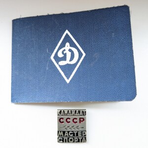 Insignia deportiva soviética antigua "Candidato a maestro de deportes" con tarjeta de socio deportivo Dynamo - década de 1980, insignia KMS de la URSS, Libro de rangos deportivos