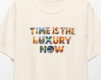 Camiseta "El tiempo es el lujo ahora" / Relleno floral tipográfico
