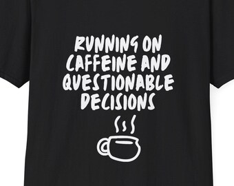 Camiseta con cita divertida sobre café / Funcionando a base de cafeína y decisiones cuestionables