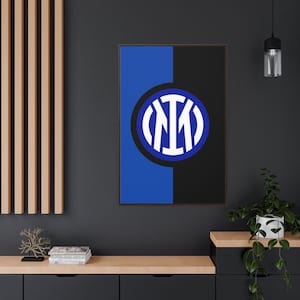Puede incluir: Un póster enmarcado en negro y azul con un logotipo blanco de un círculo con las letras "M" e "I" en su interior. El fondo es un color dividido en azul y negro.