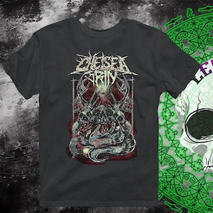 Könnte beinhalten: Ein dunkelgraues T-Shirt mit einem grafischen Druck eines Schädels mit Geweih und einer Schlange. Der Text "Chelsea Grin" ist über dem Schädel gedruckt.