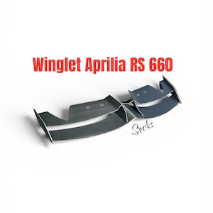 Puede incluir: Un alerón gris oscuro para una motocicleta Aprilia RS 660. El alerón tiene una forma compleja con múltiples aletas y puntos de montaje. El texto "Winglet Aprilia RS 660" es rojo. La palabra "Smoke" está escrita en cursiva.