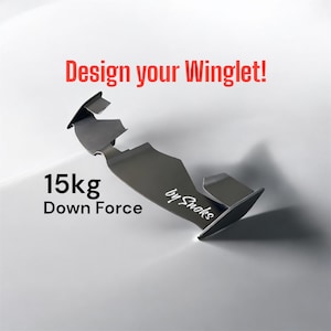 Puede incluir: Un alerón gris oscuro con el texto "Design your Winglet!" en rojo. El alerón tiene el texto "15kg Down Force" y "by Snoks" en blanco. El alerón es de metal.